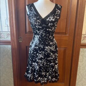 Elegant Black and White Sequined Sleeveless Dress. Women’s size 4